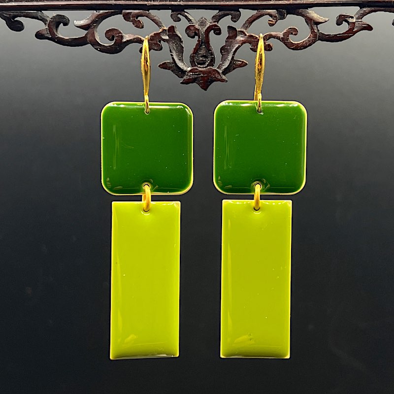 ZweiGruen - Emaille Ohrringe: dekorierte Ohrhaken, 2 Emailleelemente grün