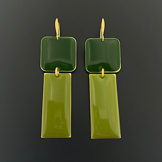 ZweiGruen d - Emaille Ohrringe: dekorierte Ohrhaken, 2 Emailleelemente grün